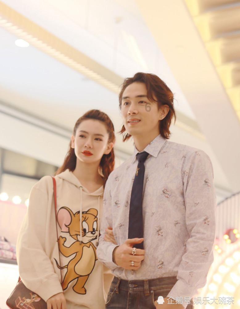 狗狗的鼻子是干的，而且不通气，发不出声音，有时候叫出来的声音很嘶哑，还有咔咔的声音。